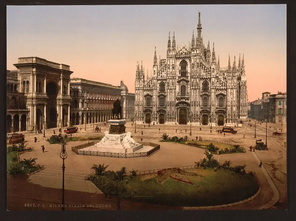 A fachada gótica da catedral de Milão vista da praça, com a Galleria Vittorio Emanuele II à esquerda e um bonde puxado por cavalos.