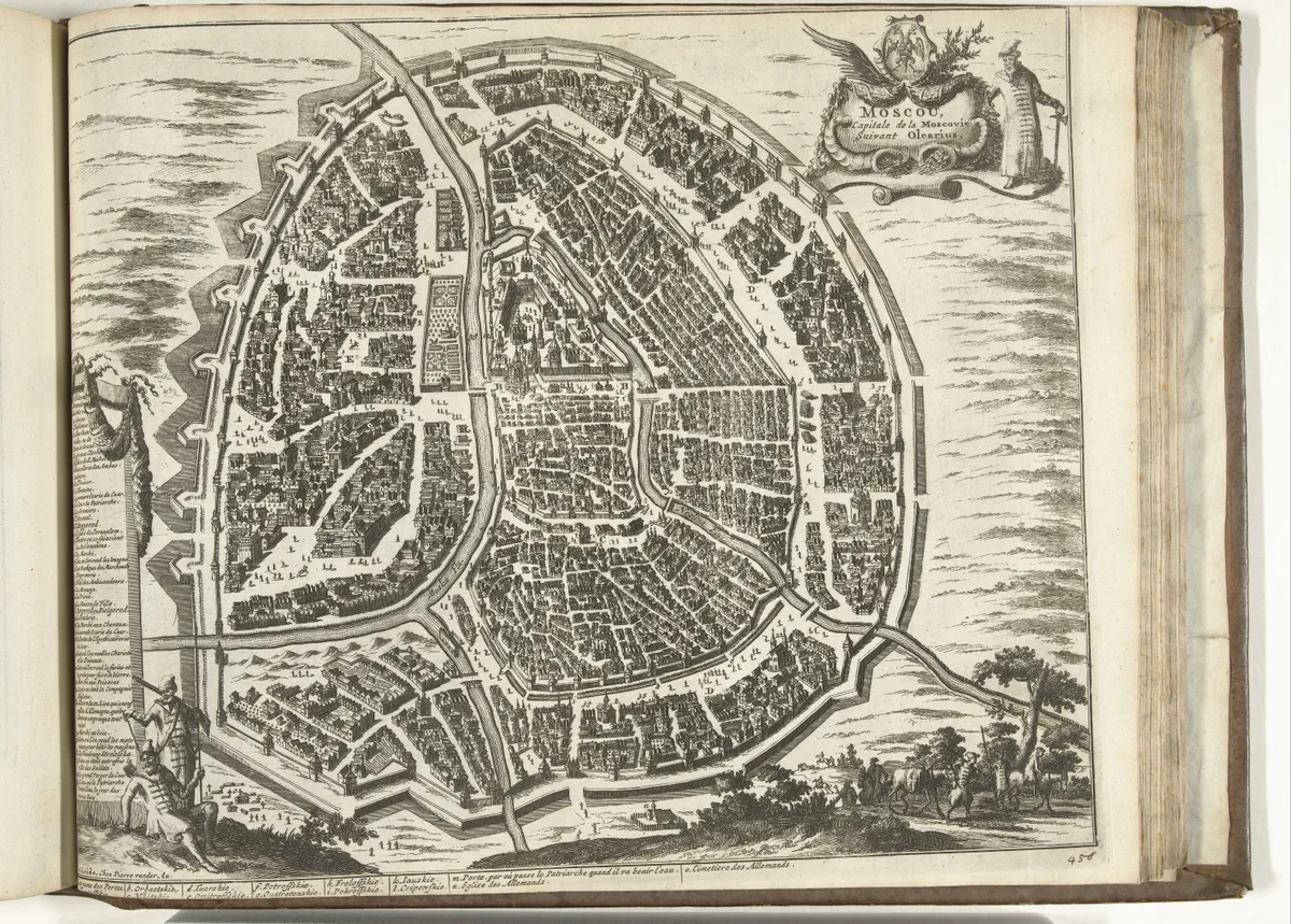 Folha de livro aberta com mapa de rios, muralhas e ruas, cartela de título à direita, legenda à esquerda e inscrições abaixo.