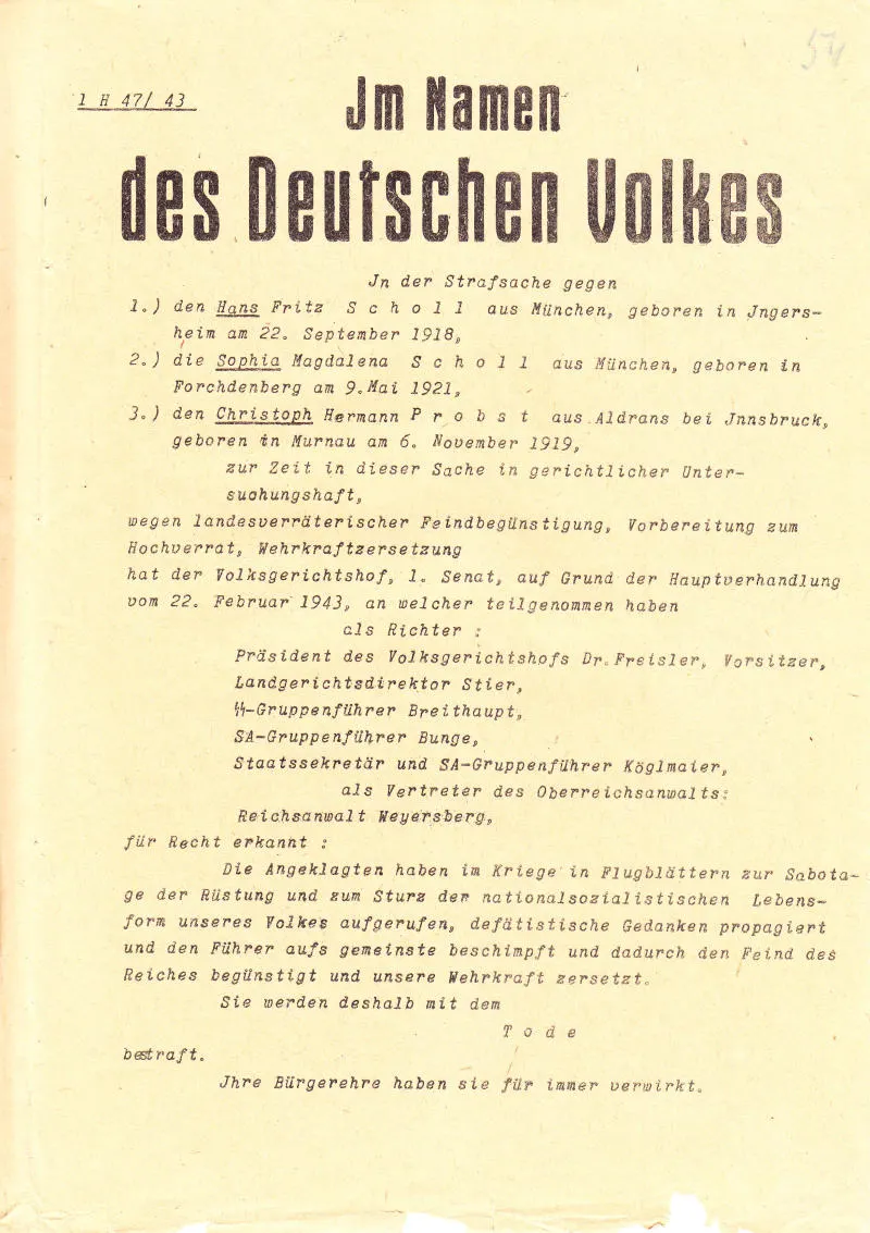 Primeira folha da sentença contra Hans Scholl, Sophie Scholl e Christoph Probst, com os nomes e o texto datilografado do tribunal nazista.