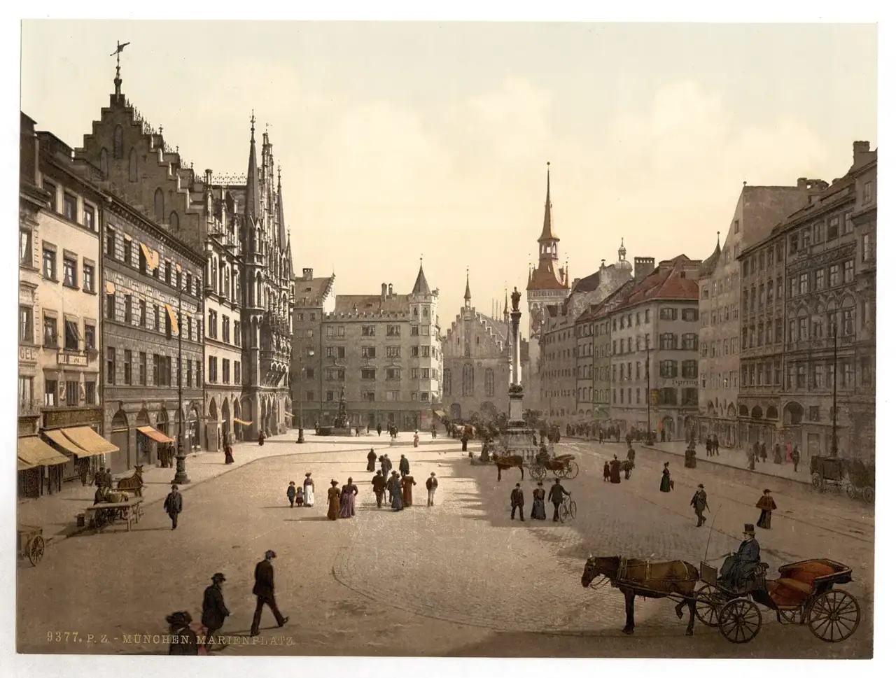 Pedestres e carruagens na Marienplatz, com a fachada neogótica da prefeitura à esquerda e a coluna de Maria ao centro da praça.