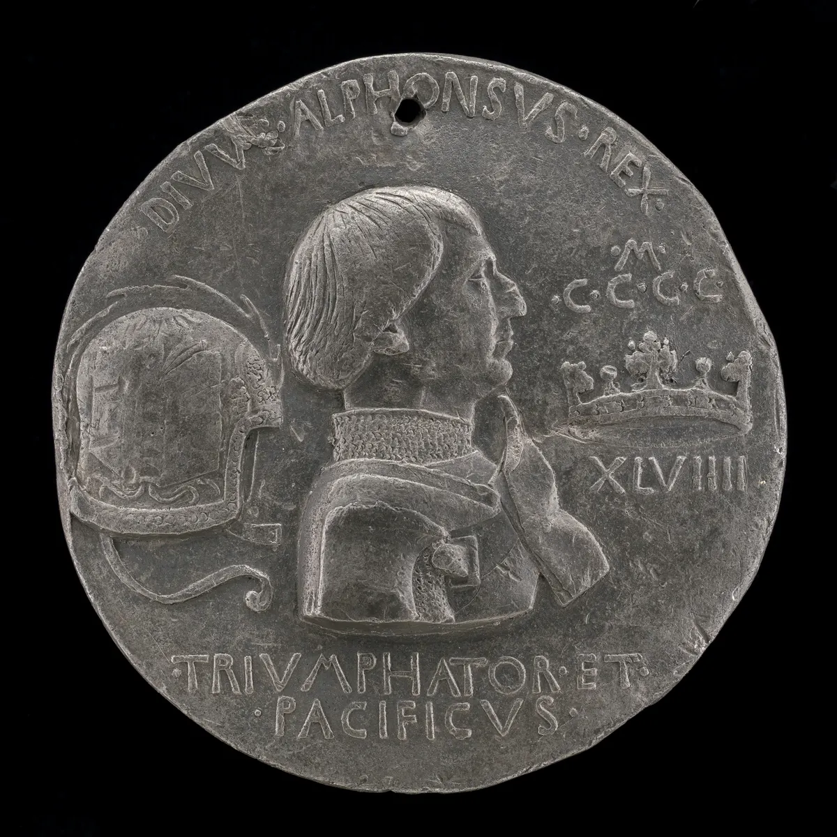 Face de uma medalha de Alfonso V com retrato de perfil à direita, coroa, escudo, inscrições e um pequeno furo perto da borda superior.