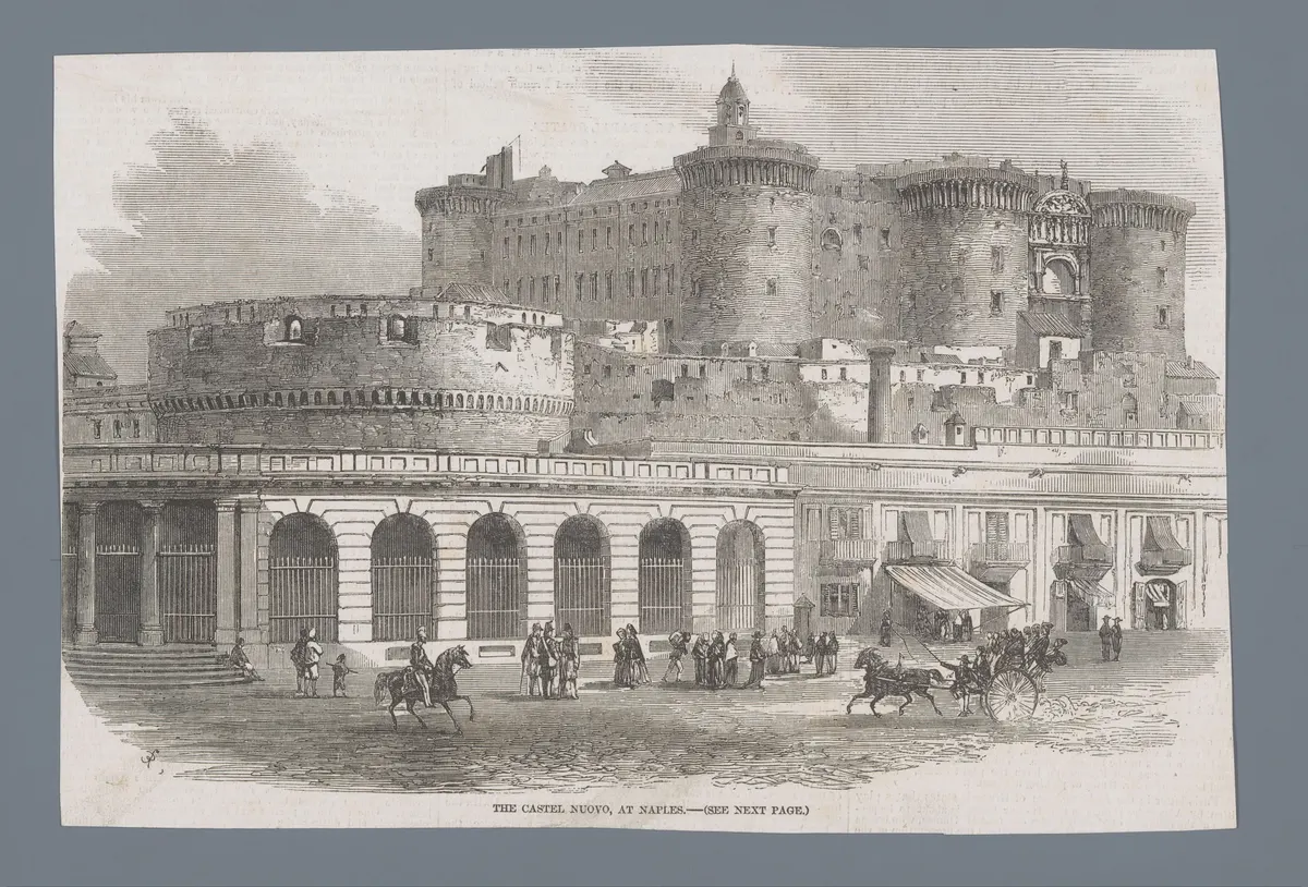 Gravura do Castel Nuovo com torres redondas, arco ornamentado, telhados e uma rua à frente com pessoas, cavalos e carroças.