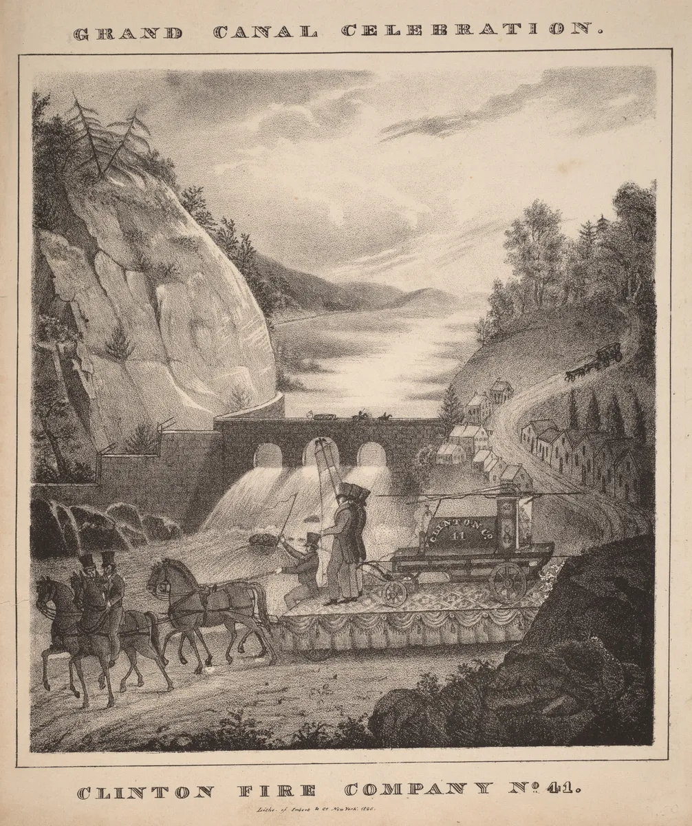 Lithographie d’hommes en haut-de-forme et d’un véhicule tiré par des chevaux, devant une cascade et des bâtiments ; titres imprimés en haut et en bas.