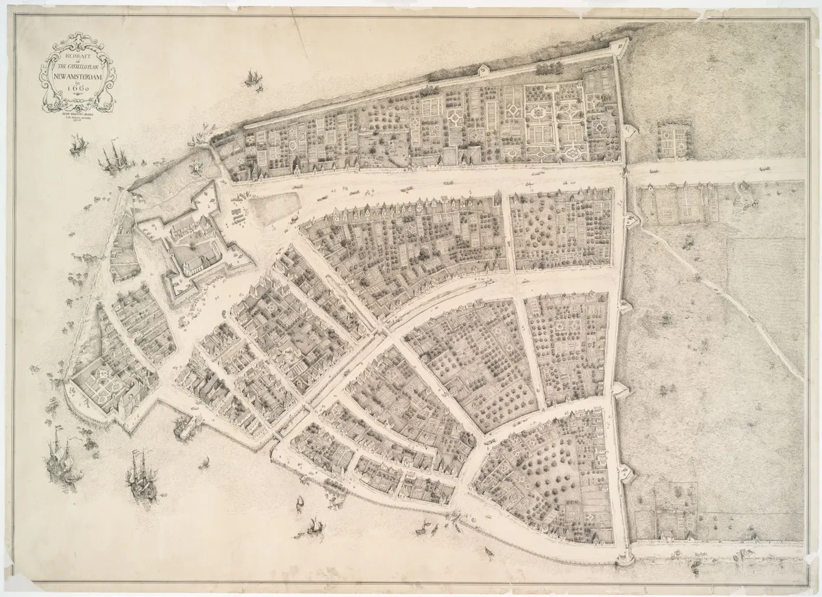 Plano de uma cidade entre águas, com forte, ruas, casas, jardins, navios e cartela no canto superior esquerdo.