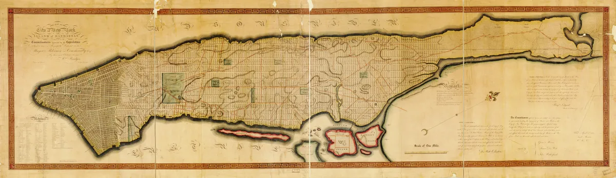 Carte allongée de Manhattan avec quadrillage projeté des rues, fleuves, relief, noms, cartouches et texte marginal.