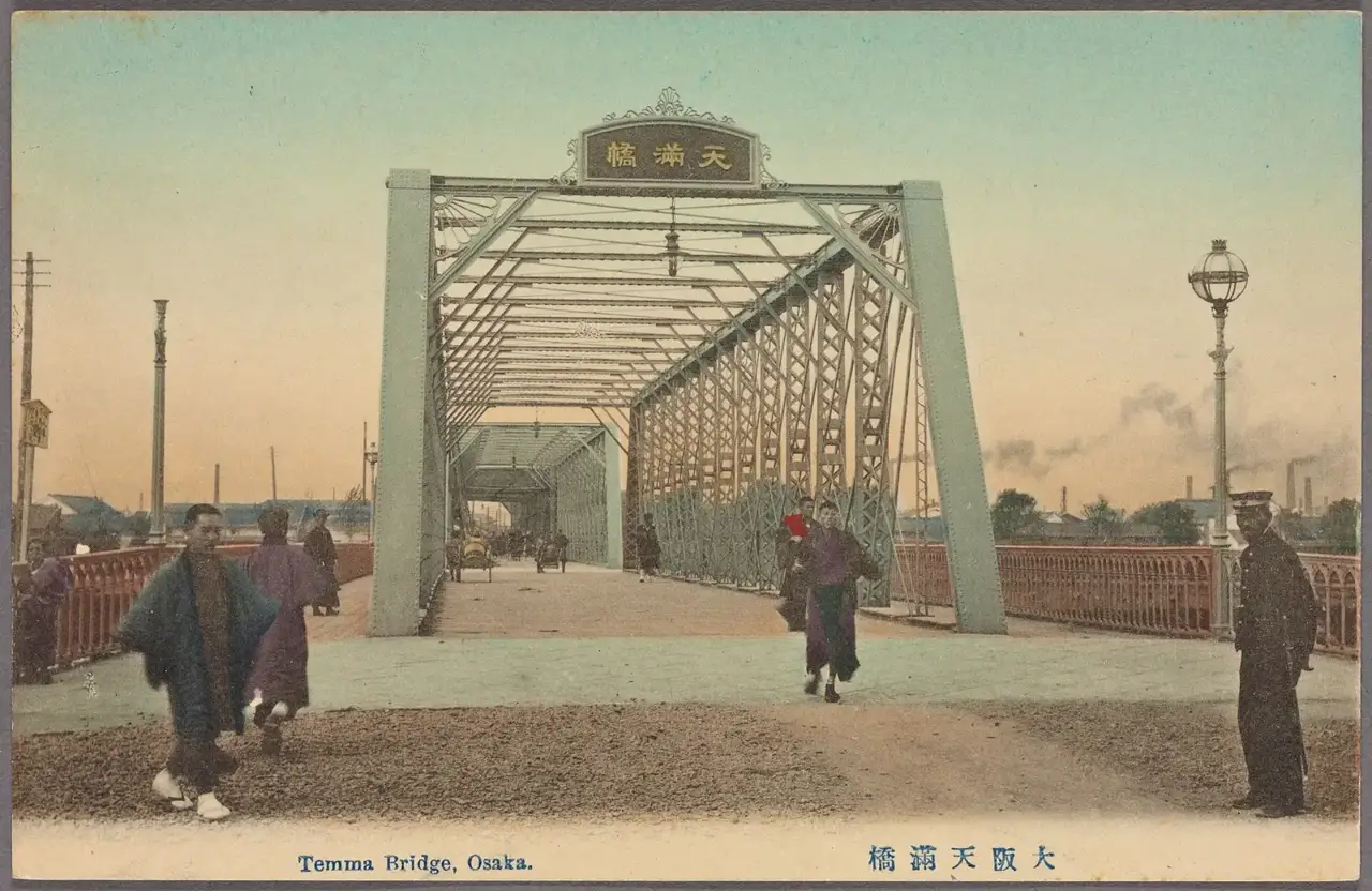 Pedestres de quimono atravessam a estrutura de aço da ponte Temma, com chaminés de fábricas soltando fumaça ao fundo, em Osaka.