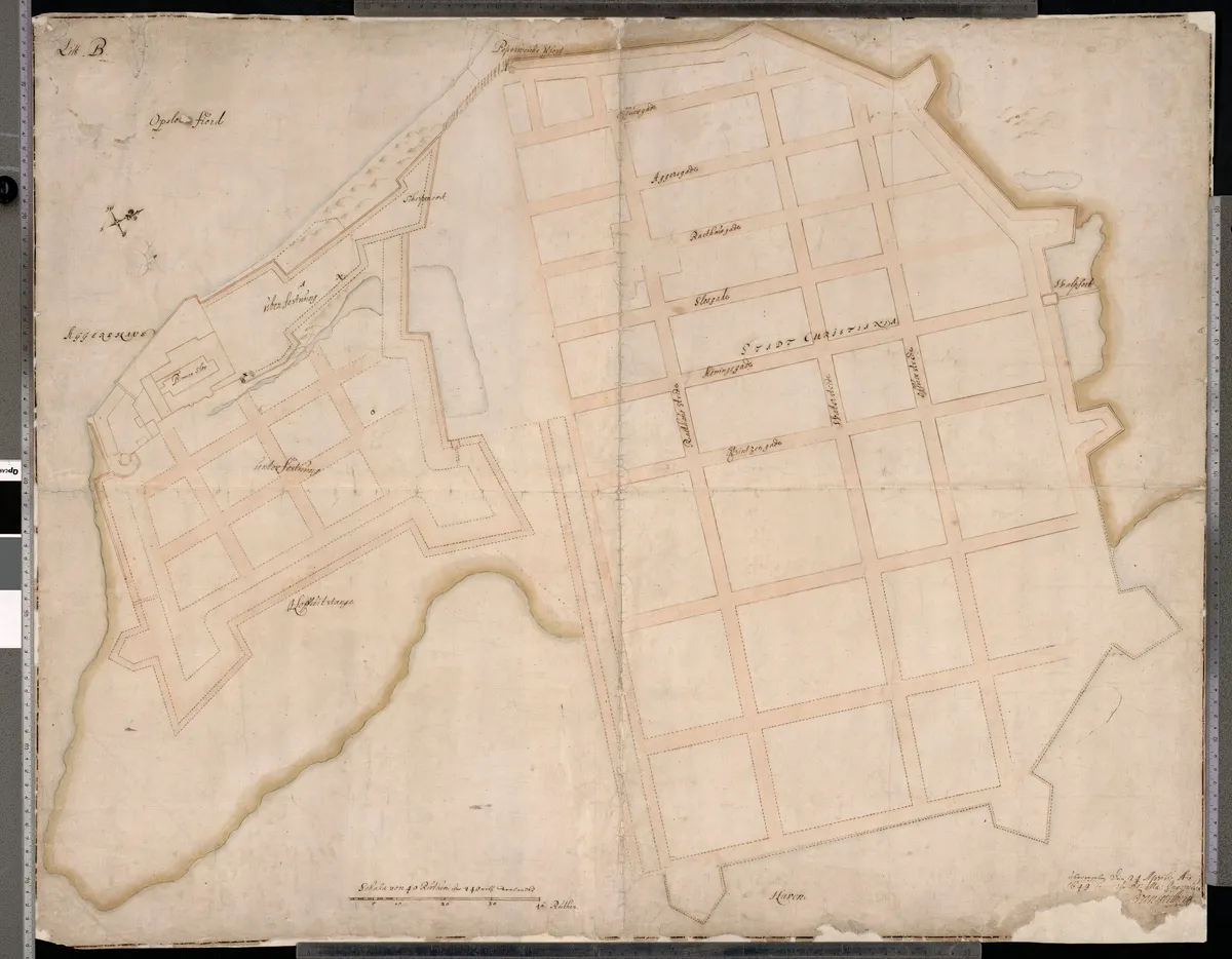 Carte manuscrite avec îlots de rues, fortifications et zones d’eau, inscriptions, échelle et bords irréguliers du papier entre règles de référence.
