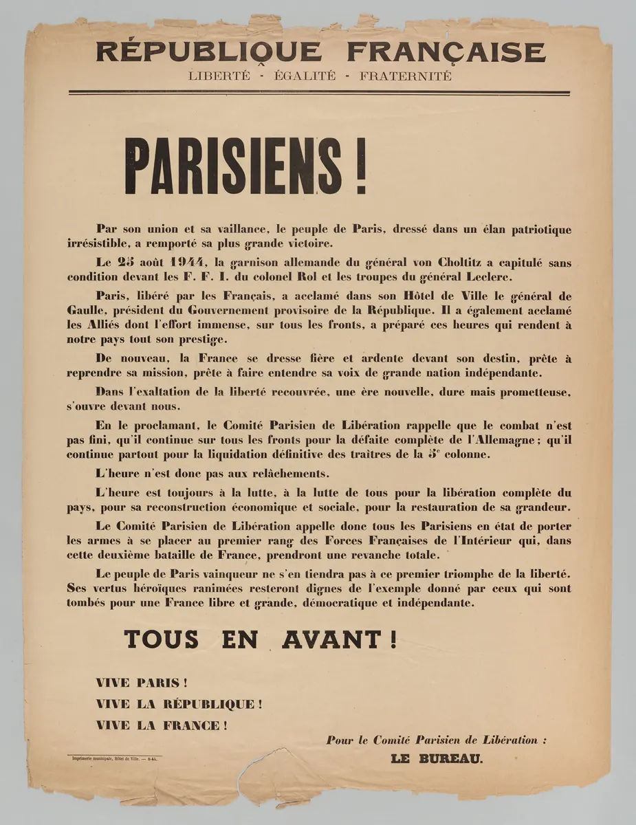 Cartaz municipal com o título PARISIENS!, relato da libertação em agosto de 1944 e bordas rasgadas preservadas.