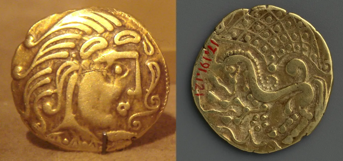 Duas faces de uma moeda de ouro dos parísios, com cabeça estilizada e cavalo.