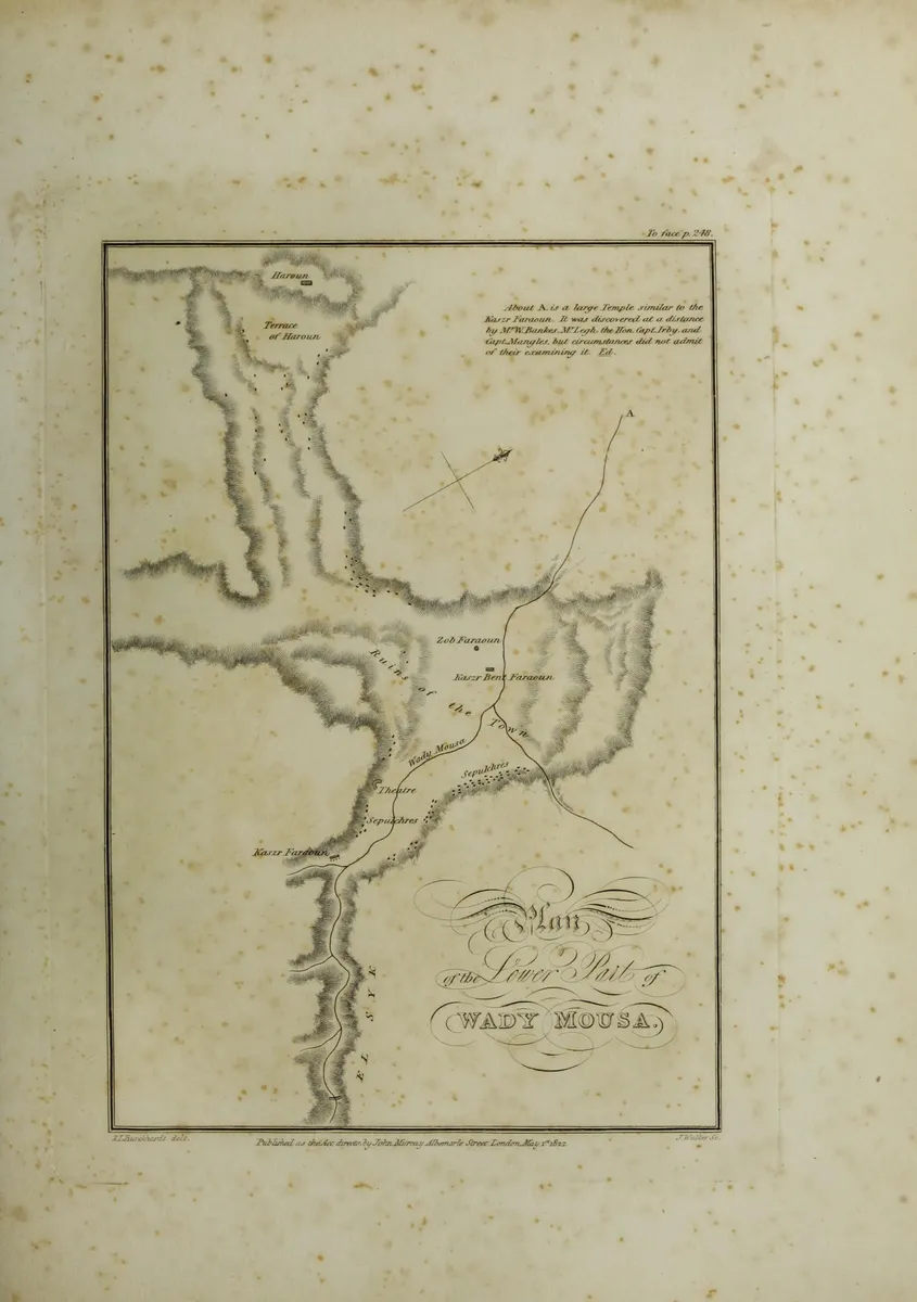 Mapa antigo em papel manchado, com relevo, caminhos, nomes de monumentos, bússola e título em moldura.