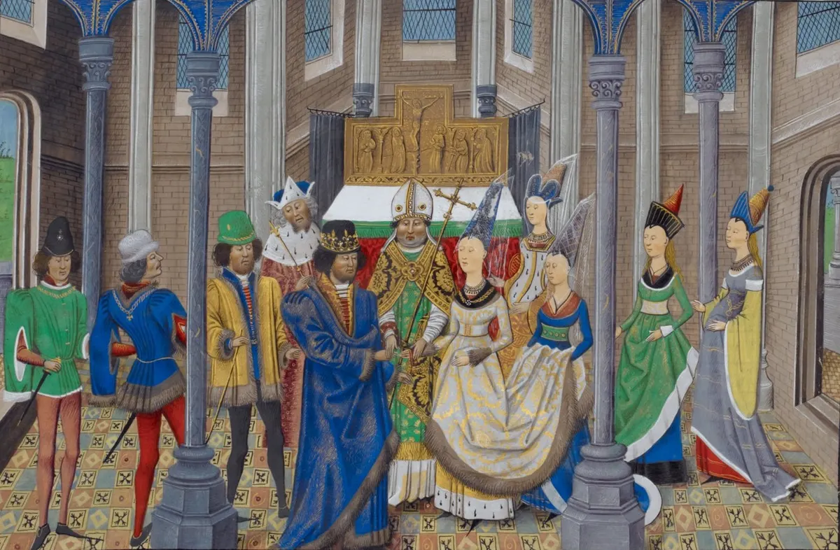 Miniatura medieval do casamento, com o casal diante de um bispo junto ao altar, cercado por figuras em roupas coloridas e colunas de igreja.