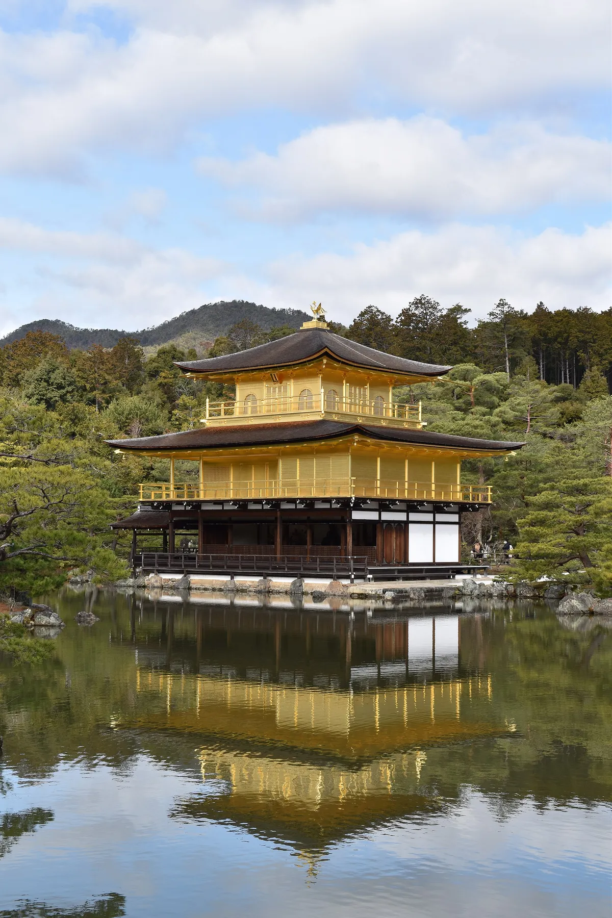 O pavilhão dourado de três andares e o reflexo no lago.