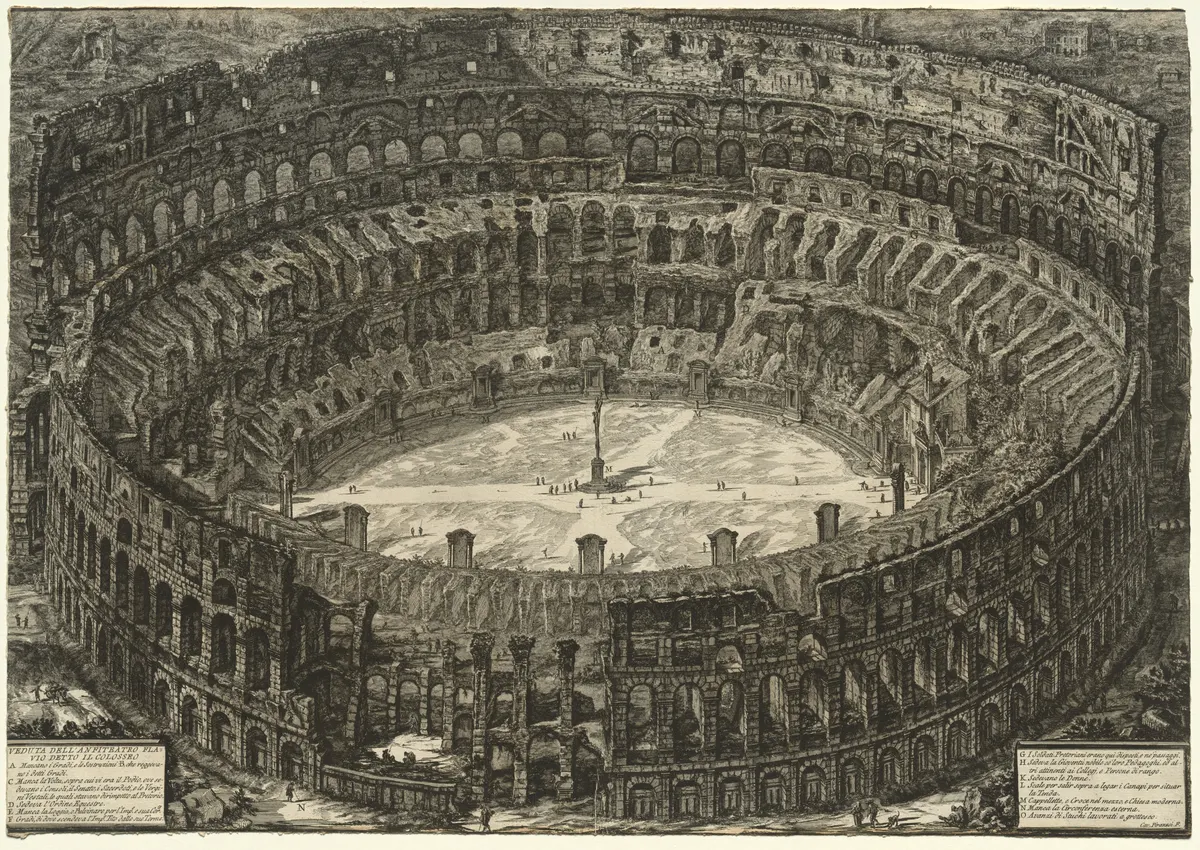 Gravura do interior arruinado do Coliseu, com arcadas, arena oval, cruz e inscrições nas bordas inferiores.