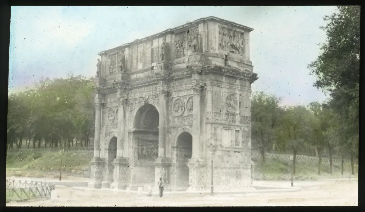 Diapositivo colorido antigo com os três vãos do Arco de Constantino, colunas, relevos e margem escura do suporte.