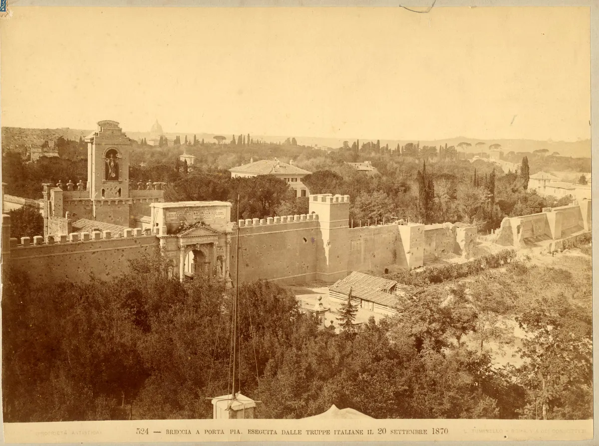 Fotografia sépia de Porta Pia e da brecha nas muralhas, com vegetação, edifícios ao fundo e legenda na montagem original.