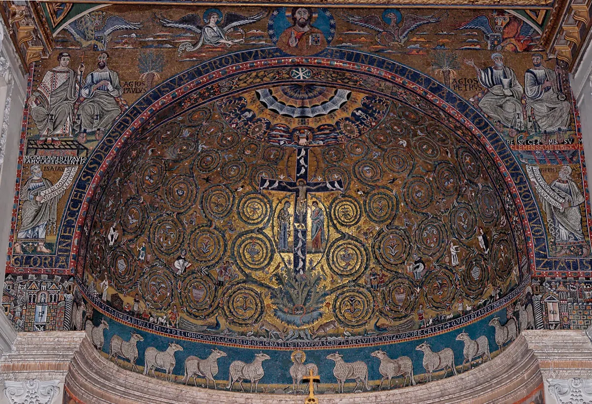 Mosaico da abside de São Clemente, com cruz central, ramos dourados, figuras e uma faixa de cordeiros.