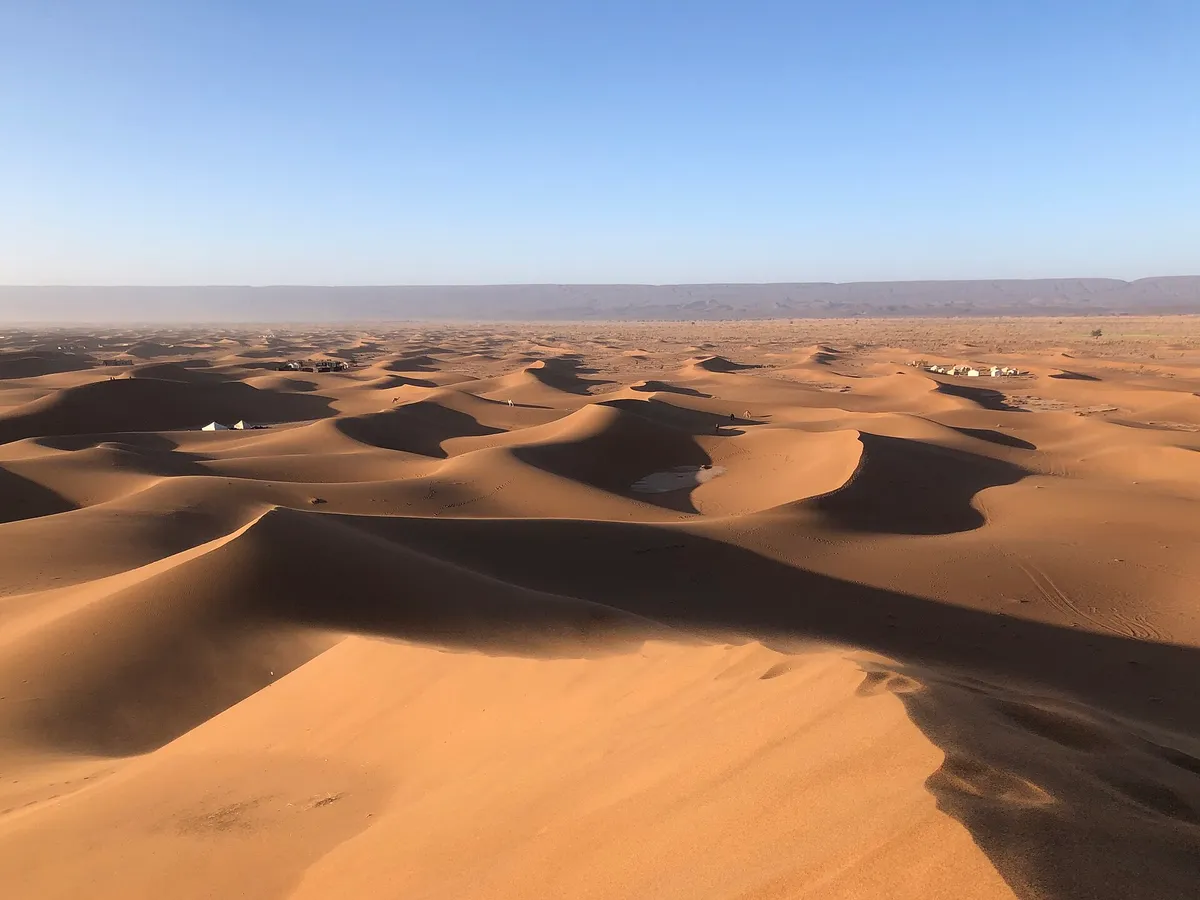 Dunas anaranjadas del parque de Iriqui bajo un cielo claro.