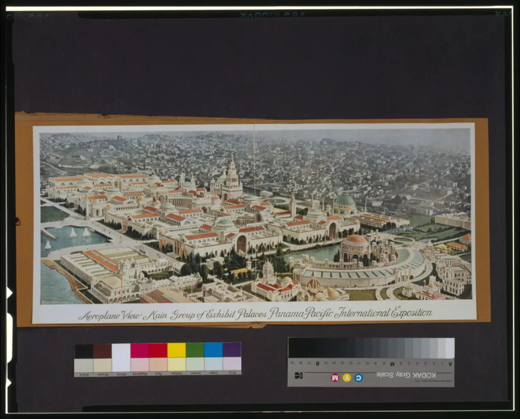 Reprodução de vista em cores de pavilhões junto à baía, com vias e legenda, cercada por moldura escura e escalas de cor da digitalização.