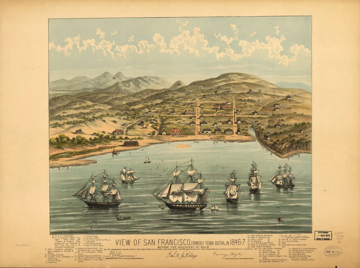 Vista impressa de povoado à beira da baía, com barcos, morros, nomes de lugares, legenda e marcas do acervo nas margens do papel.