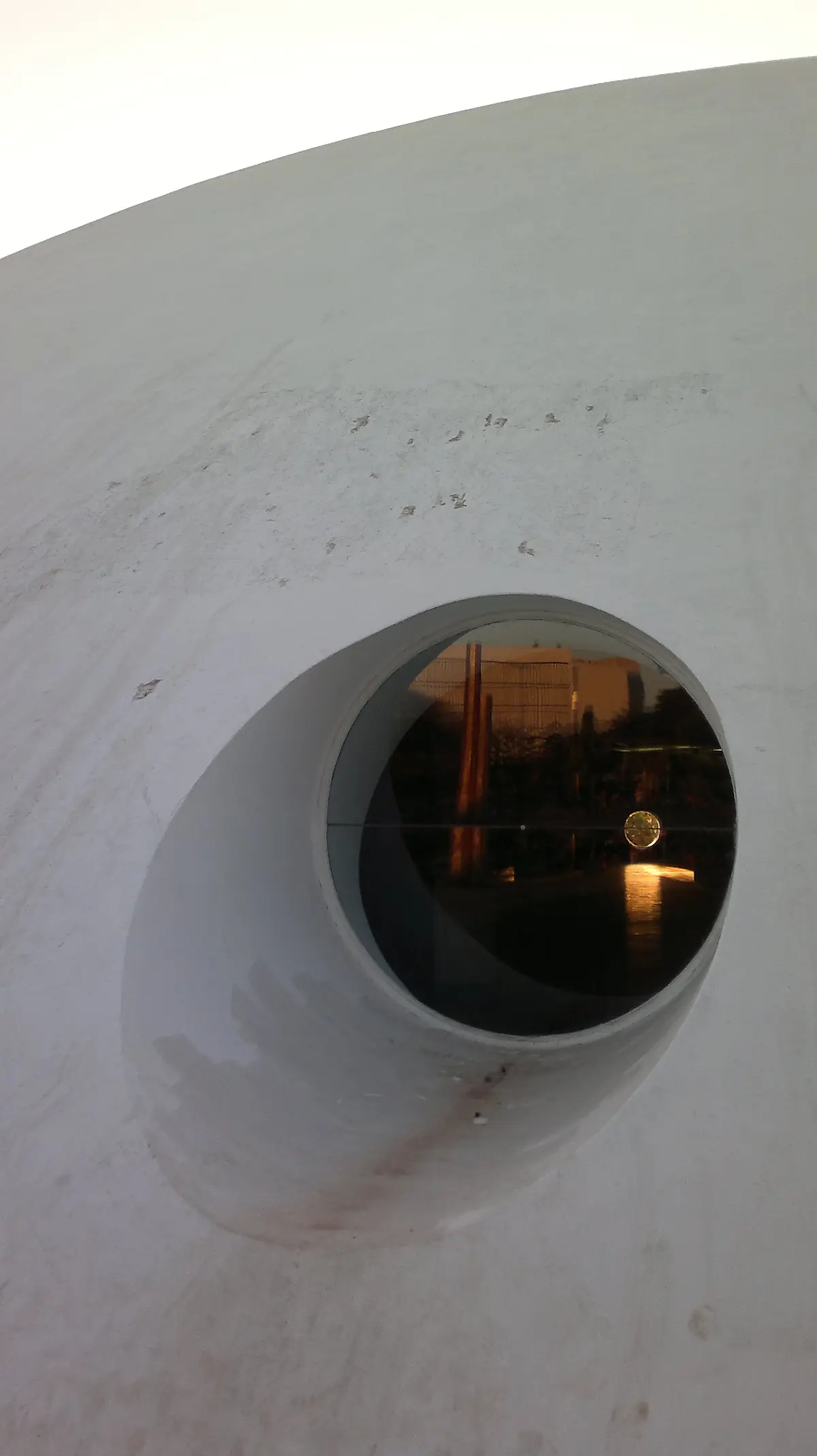 A casca branca curva da Oca, com uma abertura redonda.