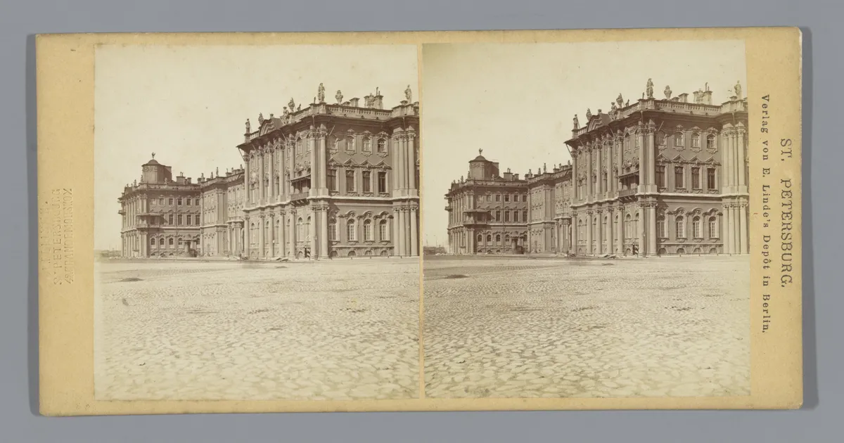 Cartão estereoscópico com duas fotografias do Palácio de Inverno, praça de pedra e inscrições dos produtores nas margens.