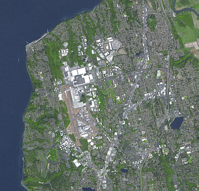 Vue satellite de l’usine Boeing à Everett, avec le hall blanc et la piste à côté.