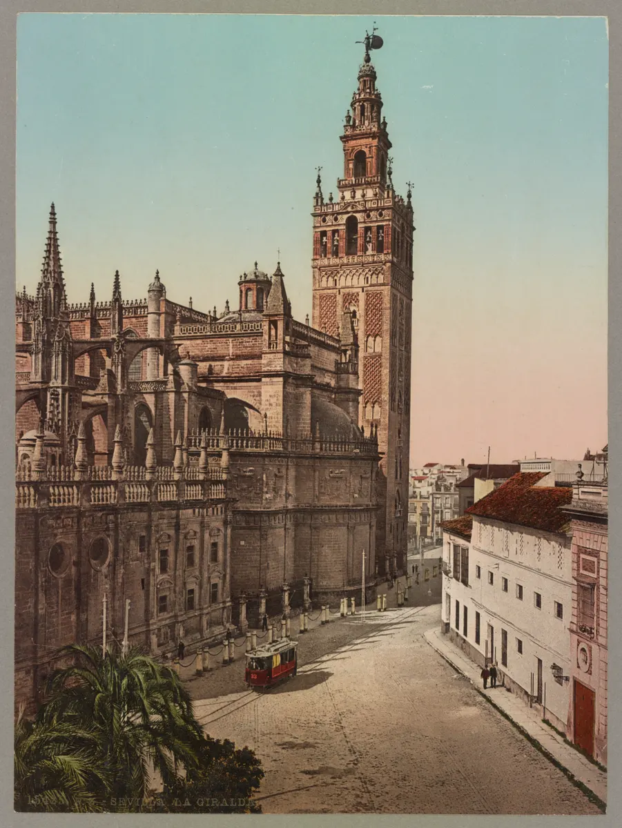 Fotocromo colorido da Giralda e edifícios ao redor, com carroças, trilhos, margem clara e título na parte inferior.