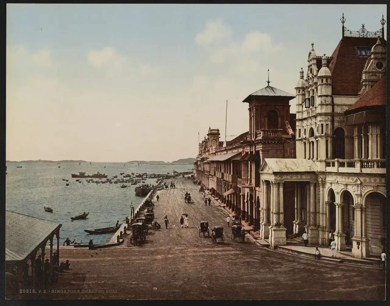 A orla de Collyer Quay, em Singapura, com prédios coloniais à direita, riquixás e pedestres na rua e barcos ancorados na baía.