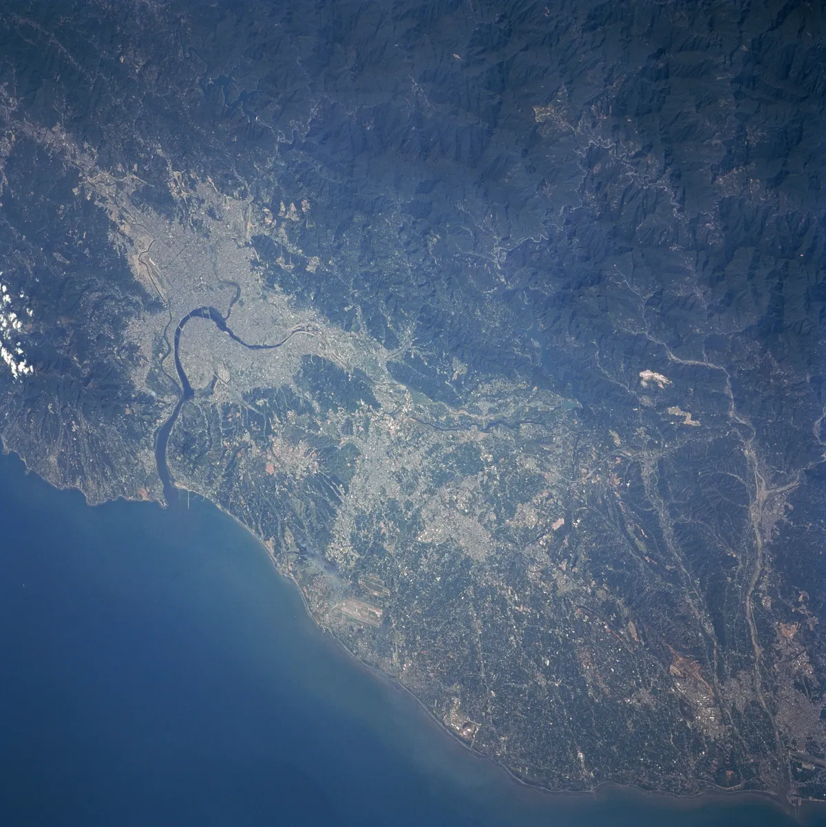 Vista de satélite da bacia de Taipé, com o rio que curva até o estreito e as montanhas ao redor.