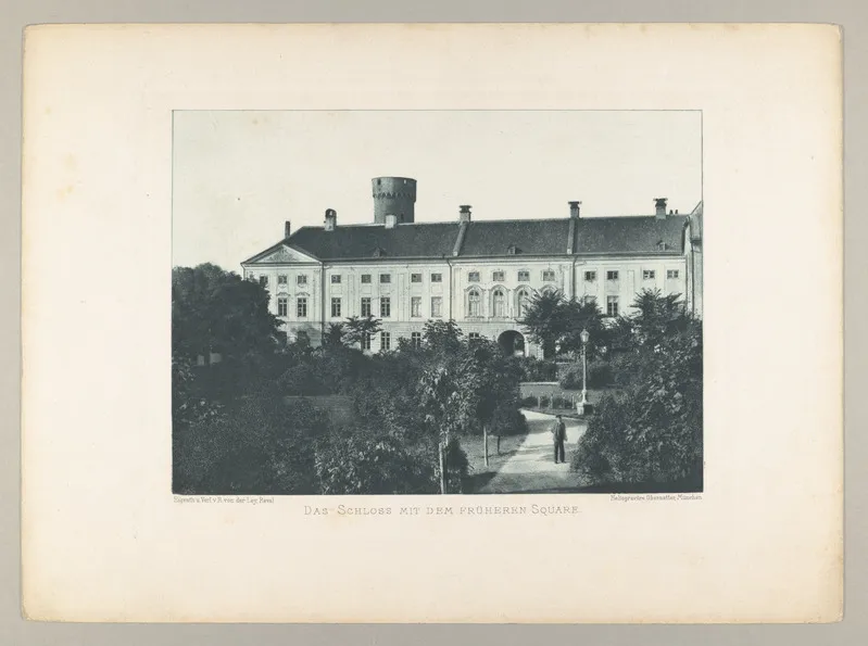 Fotogravura da fachada longa do castelo atrás de um jardim com árvores e caminhos, cercada por margens de papel e legenda impressa.