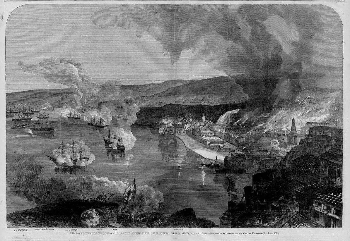 Uma gravura de navios atirando contra uma orla em chamas, vista de cima da baía.