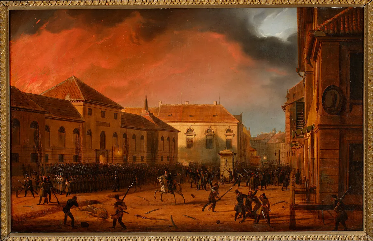 Pintura de uma praça com soldados, multidão, armas, um cavalo, edifícios iluminados por um incêndio e moldura dourada.