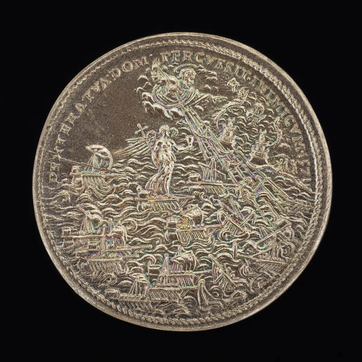 Medalha circular com cena alegórica religiosa, cruz e navios associados à batalha de Lepanto.