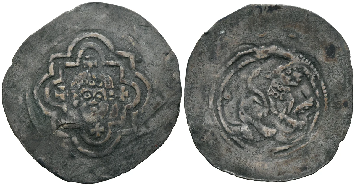 Duas faces de uma moeda medieval de prata, com relevo desgastado, apresentadas lado a lado pelo museu.