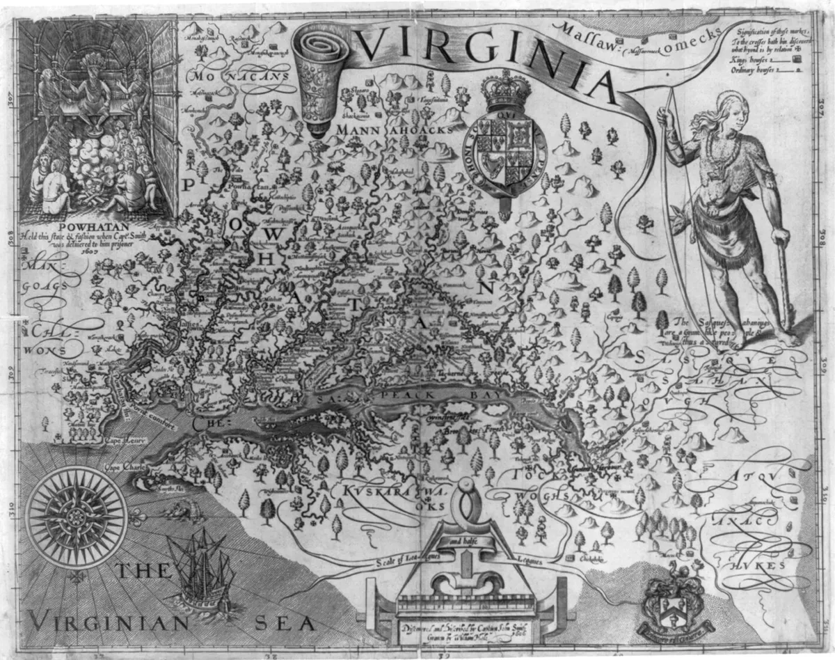 Mapa com rios e nomes de localidades, cena de Powhatan no alto à esquerda, figura de um homem à direita, rosa dos ventos e embarcação.