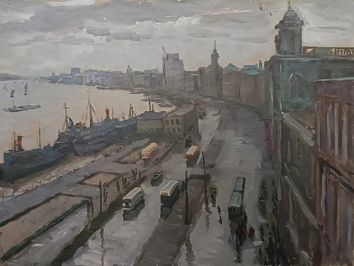 Pintura do Bund de Xangai, com o rio, navios atracados, ônibus na avenida e prédios ao longo da margem.