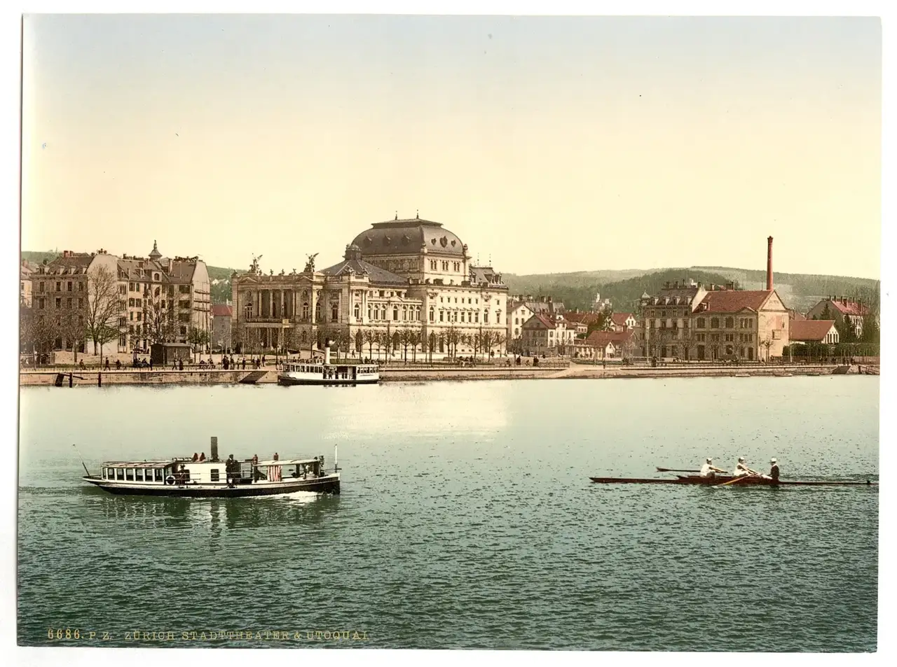 Fotocromo do lago de Zurique com o teatro de cúpula no cais Utoquai, prédios e uma chaminé ao lado, um barco a vapor e um barco a remo na água.