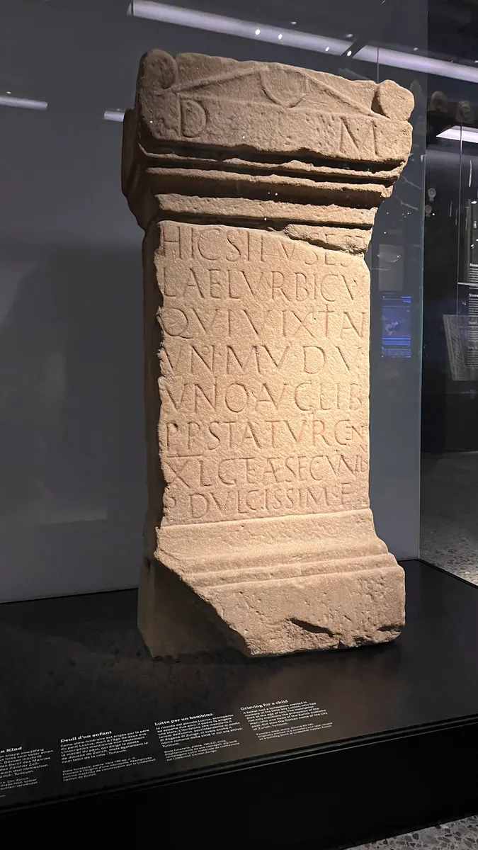 Pedra funerária romana de Lucius Aelius Urbicus, com topo triangular, inscrição latina e base, exposta no Landesmuseum de Zurique.