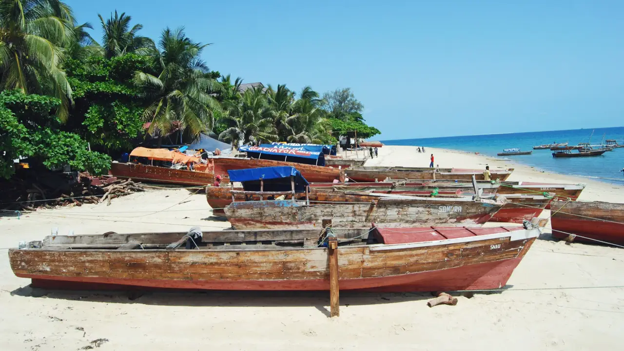 Barcos na praia de Zanzibar