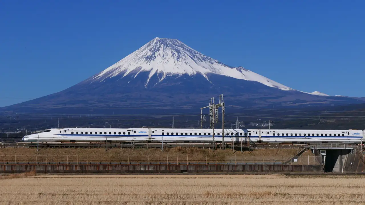O trem-bala diante do monte Fuji