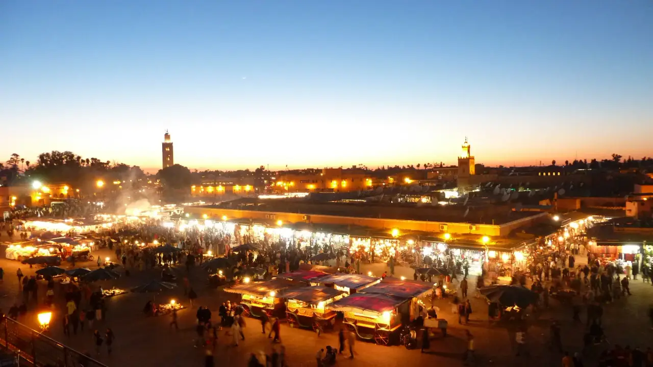 A Jemaa el-Fna ao anoitecer