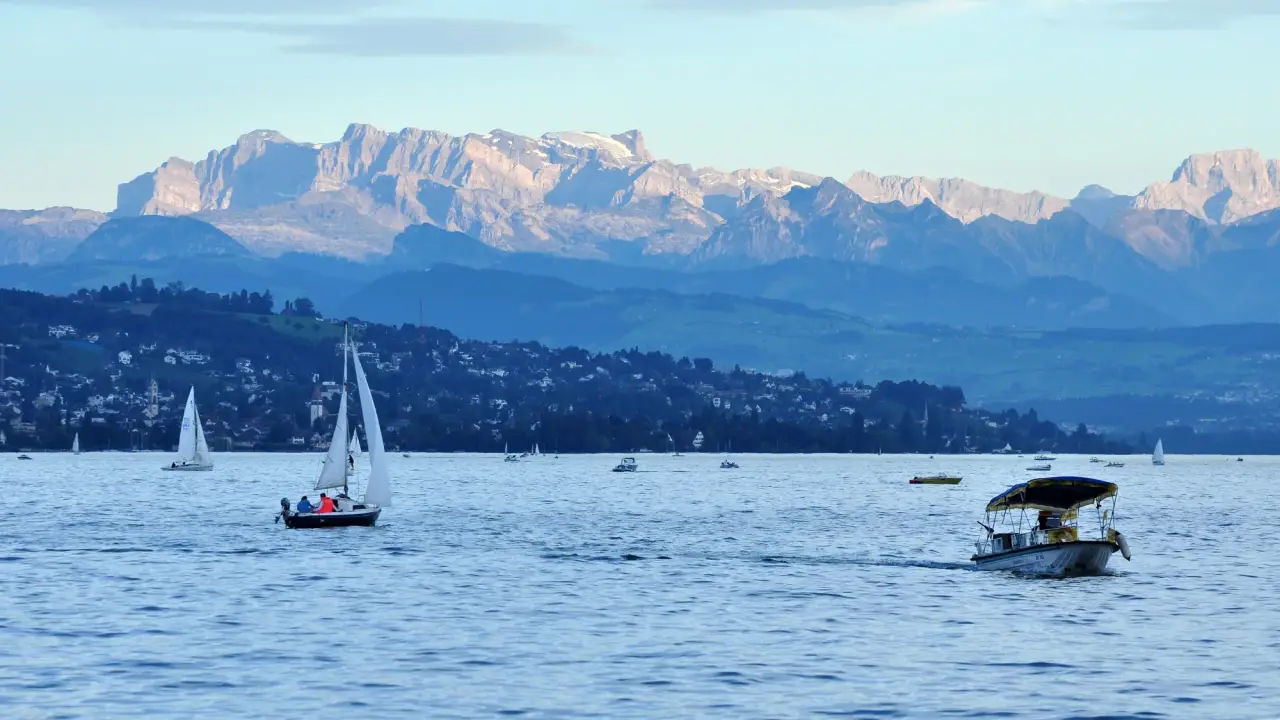O lago de Zurique e os Alpes