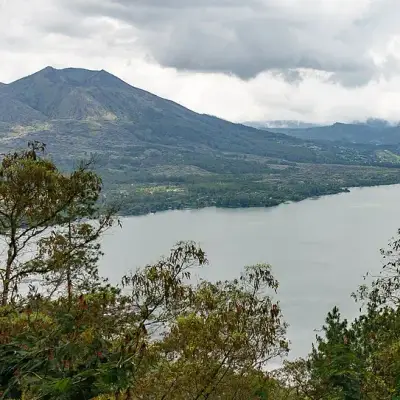 O lago e o cone do Batur